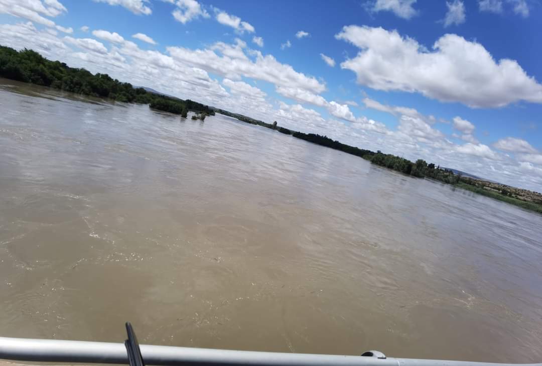 ReenvalSA's tweet photo. #Orangeriver in flood at #Groblershoop 22/11/22
📷Renier Olivier https://t.co/38iUMcM5GE