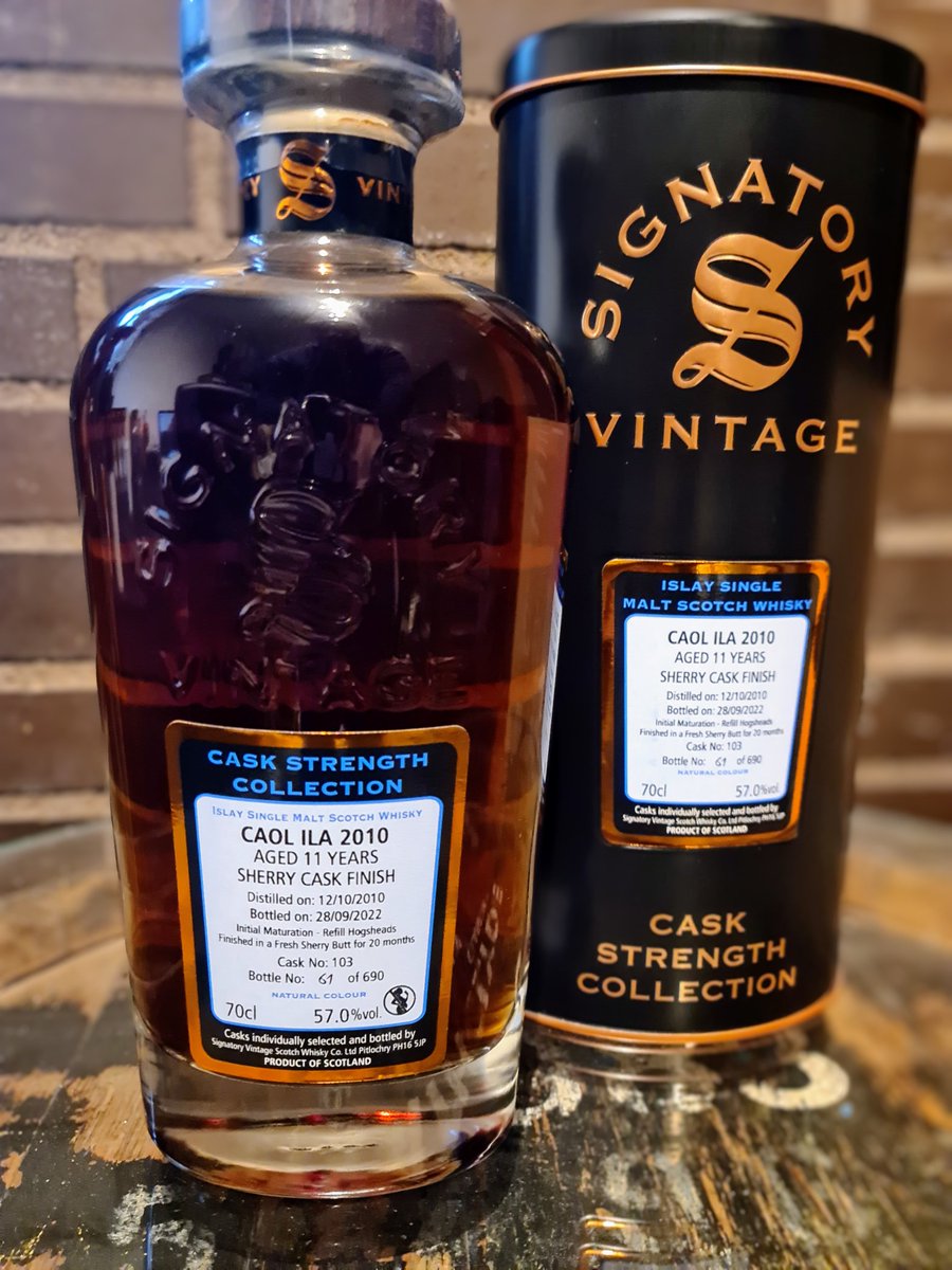WhiskyFc's tweet photo. ELSKER DU OGSÅ EN GOD SHERRYBOMBE?
Så anbefaler vi denne Caol Ila fra 2010, som har fået en sherry finish i 20 mdr, som giver en flot farve og sherrynoter til den tunge røg. Spørg efter den hos din vinhandler https://t.co/Q31Z21bXaU 
#Signatory #caolila #sherrybomb #fcwhisky https://t.co/3fgUZjOaQ3