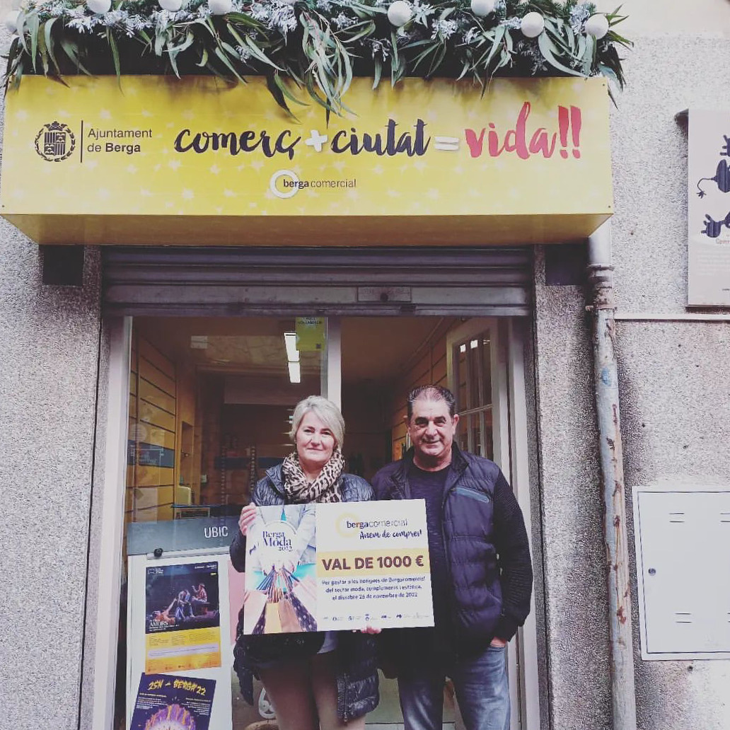 ComercBergueda's tweet photo. 🛍El #ComerçLocal del #Berguedà no para! Aquesta vegada a Berga, amb la campanya de #BergaModa!
✨Una campanya que ha buscat incentivar les compres en botigues de moda, complements i estètica! I que ha fet entrega d'un val de 1.000€ per gastar en aquestes botigues! https://t.co/KKufPDh36a