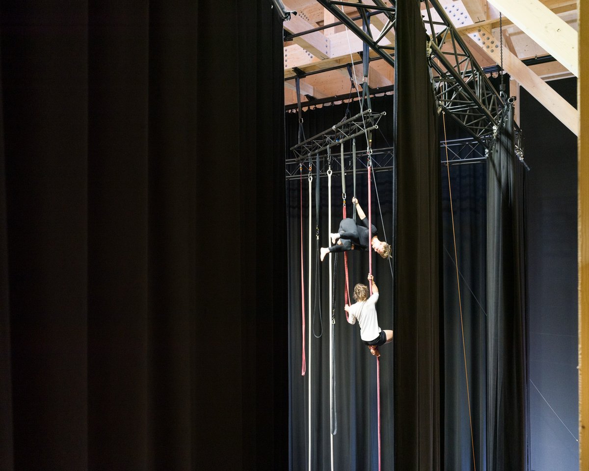 Avis aux auteurs et autrices de #cirque et #rue : <a href="/Latitude_50/">LATITUDE 50</a>  lance son appel à #résidence (à la table et au plateau) pour 2023-2024 ! 4 dispositifs d’aide à la création sont proposés.
📆 Les candidatures sont ouvertes d'ici au 18 décembre à minuit
👉 latitude50.be/la-creation/re…