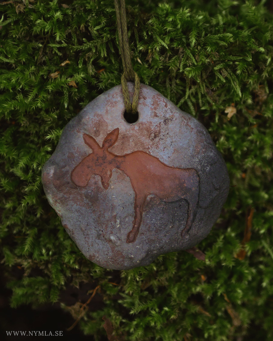 ArtOfNymla's tweet photo. Before and after the pitfire! [These are sold]
A little throwback to uhm a few years ago, time hello?
The moose is heavily inspired by the petroglyphs found in Näsåker, Nämforsen, Sweden 🥰 
Sometime I will be firing things in an actual fire again!
#pitfire #petroglyphs https://t.co/88D8crtQ6u