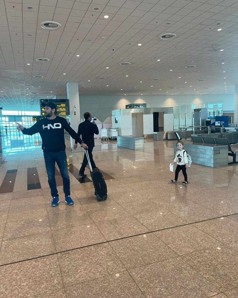 PDC747's tweet photo. #ShahidAfridi traveling with his adorable baby girl ❤️ https://t.co/UzuCaPC01e