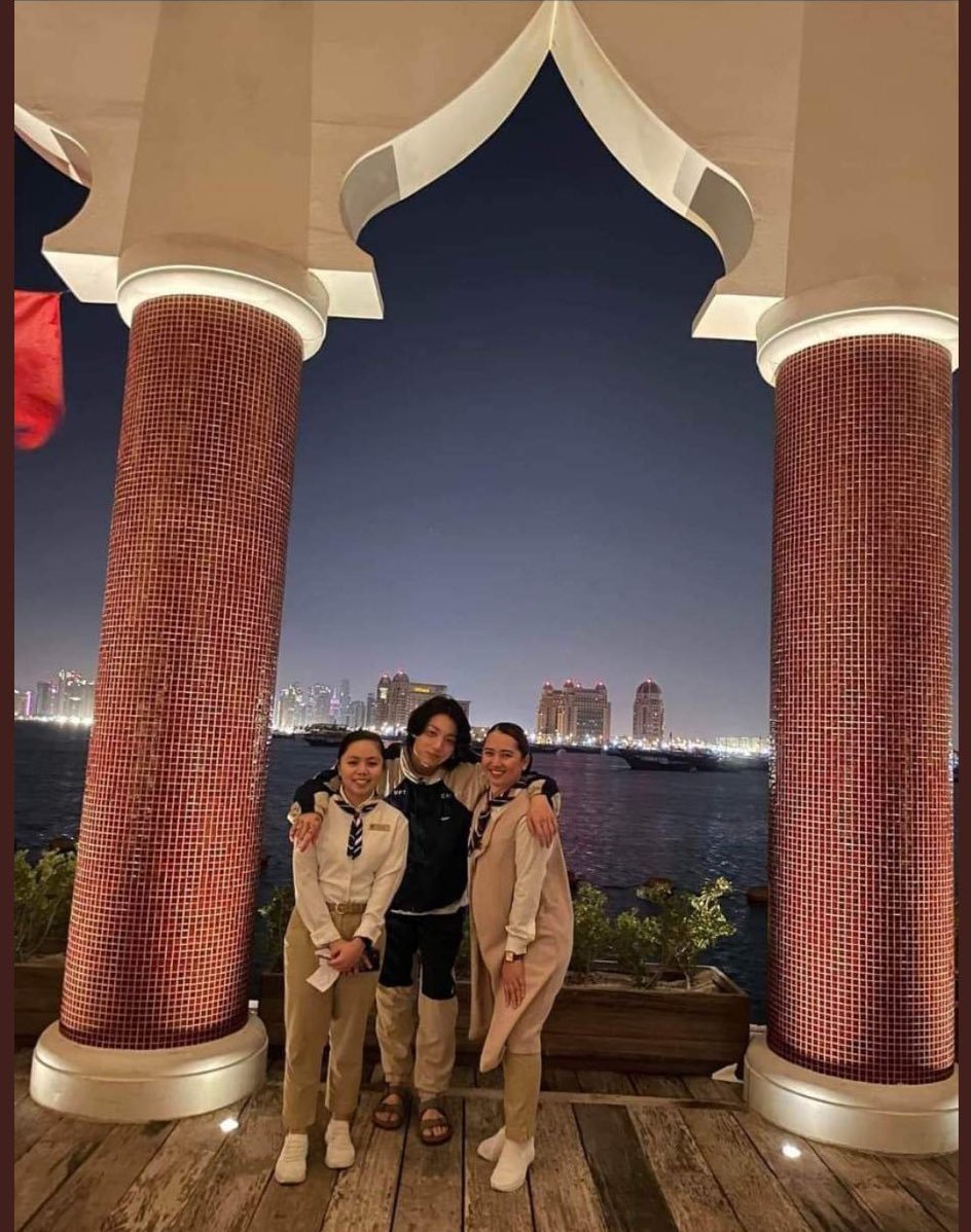 mhereonlyforbts's tweet photo. JUNGKOOK WITH 2 EMPLOYEES WHO WORK IN ONE OF THE RESTAURANTS HE VISITED IN DOHA, QATAR. HE LOOKS SO GOOD OMG https://t.co/h3kGfNJhA9