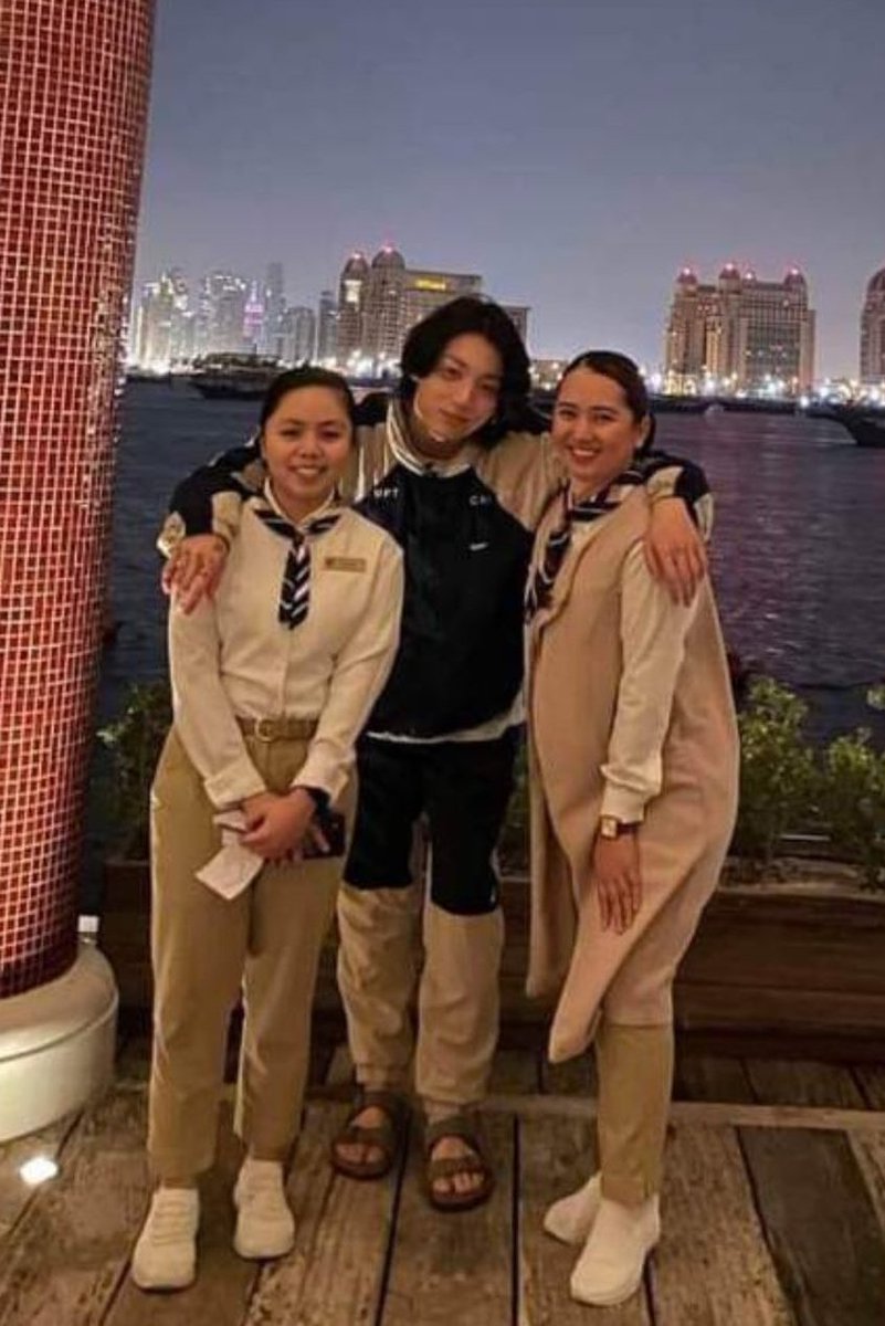 JUNGKOOK WITH 2 EMPLOYEES WHO WORK IN ONE OF THE RESTAURANTS HE VISITED IN DOHA, QATAR. HE LOOKS SO GOOD OMG