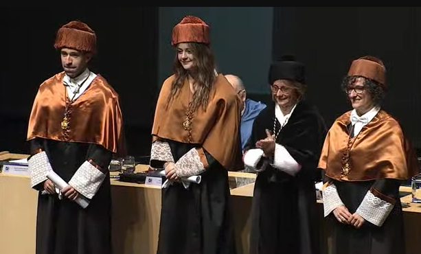 UJIuniversitat's tweet photo. És el moment de la investidura de nous doctors i doctores. La Secretària General crida a l'estudiantat que ha finalitzat els seus estudis i investigacions en els cursos 19-20 i 20-21. Enhorabona! #SomUJI https://t.co/YSRXp8z8MI