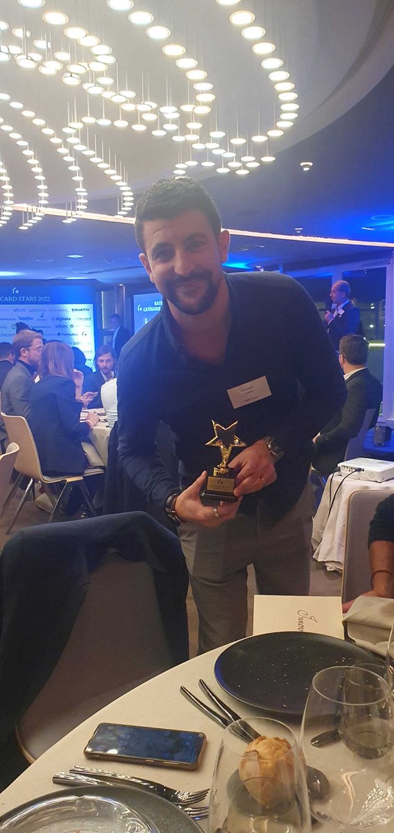 Merci à @Ratecard, ainsi qu’aux votants pour ce prix de la meilleure Innovation Tech de l’année grâce au Sirdata Analytics Helper remporté par notre talentueux Gary Cohen, qui s’est vu remettre cette récompense jeudi 17 novembre dernier au Parc des Princes #RatecardStars2  ! ⭐