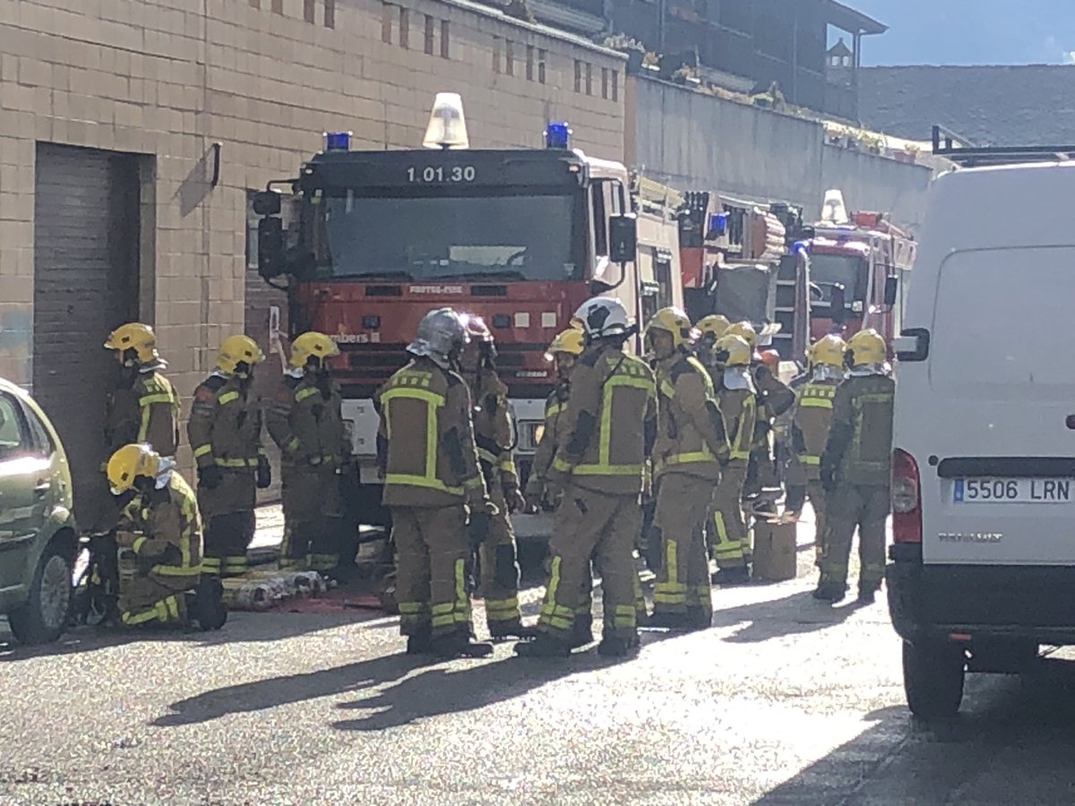 En l’incendi d’aquest matí al polígon industrial de #Puigcerdà, a tocar de l’estació de tren, no hi ha hagut ferits. S’ha cremat un taller mecànic i alguns dels cotxes que hi havia dins. <a href="/bomberscat/">Bombers</a> <a href="/puigcerda_cat/">Ajuntament de Puigcerdà</a>