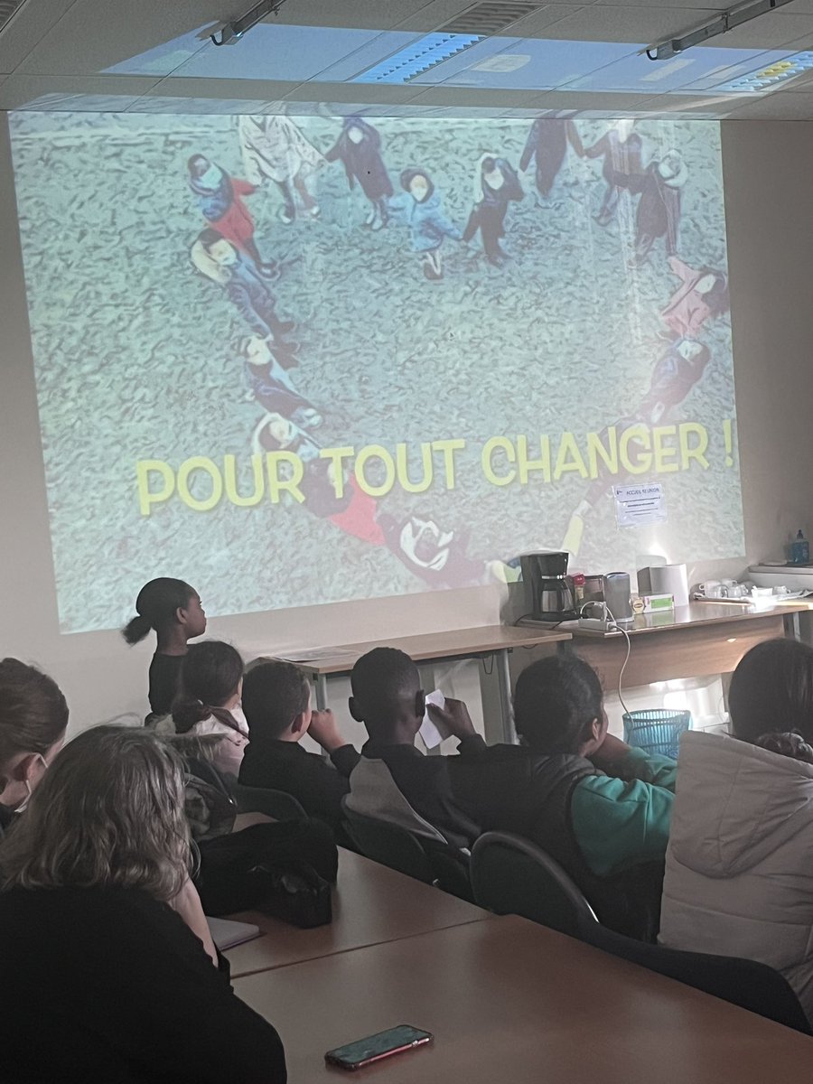 Sahar_ZB_'s tweet photo. En direct de la rencontre entre les élèves ambassadeurs des écoles du réseau et du @Clg_Cassin_78 @ClgMagellan sur le thème du bien être et de la lutte contre le harcèlement #NAH @lea_viso @acversailles #citééducative https://t.co/ZrVuDnnqTW