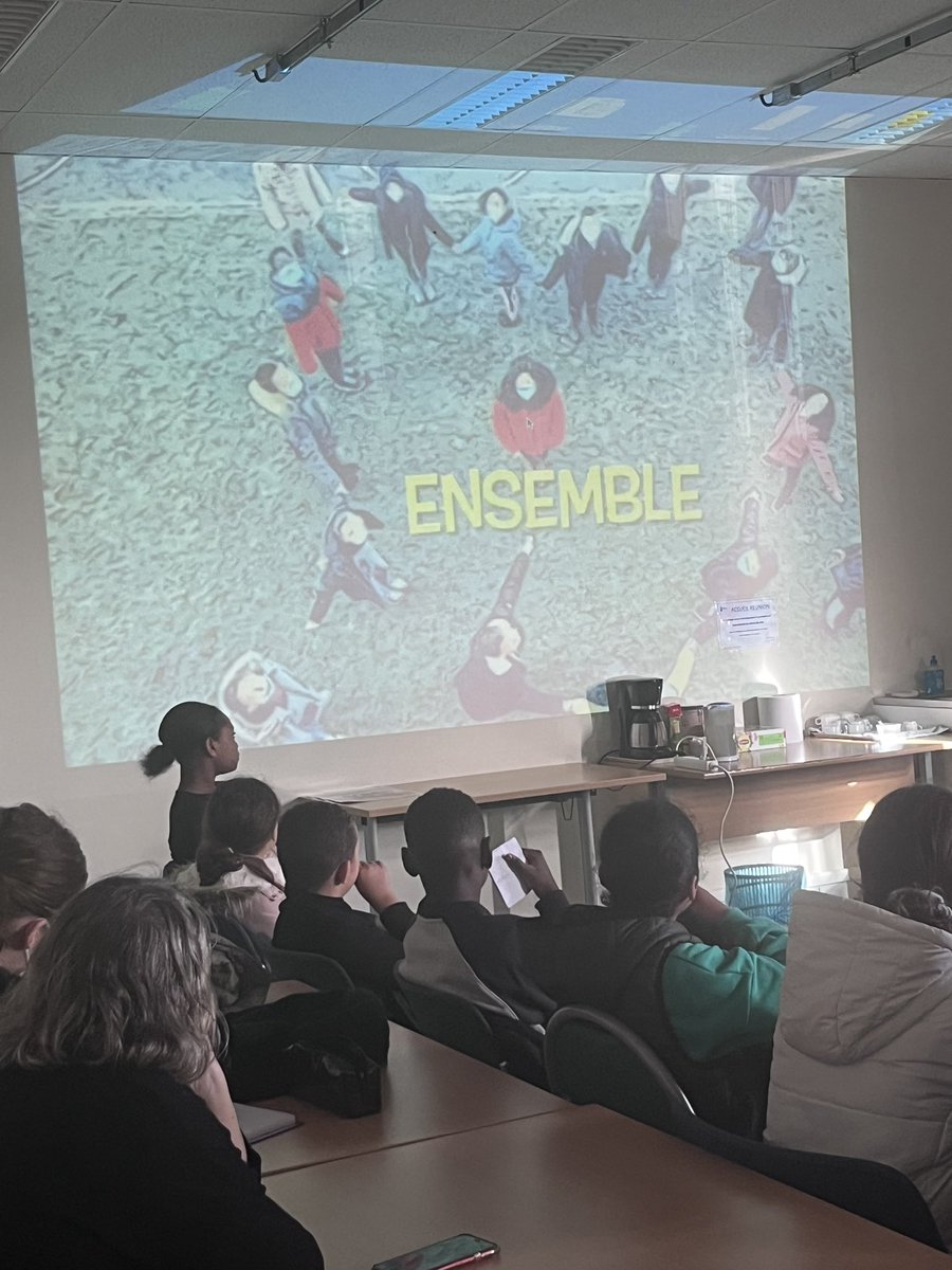 Sahar_ZB_'s tweet photo. En direct de la rencontre entre les élèves ambassadeurs des écoles du réseau et du @Clg_Cassin_78 @ClgMagellan sur le thème du bien être et de la lutte contre le harcèlement #NAH @lea_viso @acversailles #citééducative https://t.co/ZrVuDnnqTW