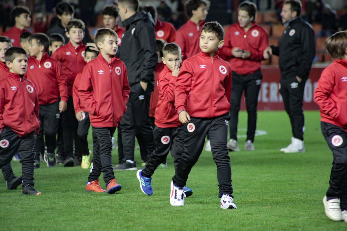 NASTICTARRAGONA's tweet photo. 🔴 Esportistes de la Nàstic Sports Academy i de les diferents disciplines de @campjoliu + ens van acompanyar dissabte

📸 A la mitja part, foto de família a la gespa del Nou Estadi Costa Daurada i posterior remuntada del 1r equip! 💪🏼

#DestíNàstic https://t.co/9FRjh56J8o