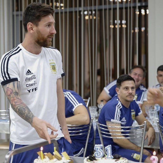 _nicodelrojo's tweet image. Puedo comer torta o vas a cobrar offside?