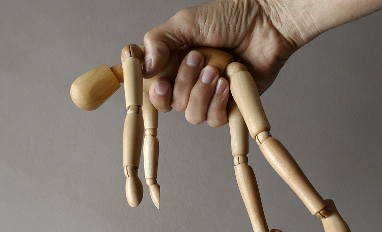 Deze keer in de serie #WijZijnHU: HU-docenten Angèle Verkaaik en Kim van den Berg @DK5105 over hun boek ‘Durf te spreken’, met ervaringsverhalen van huiselijk geweld. “Het is altijd beter iets te doen.” social.hu.nl/3go7374 #huiselijkgeweld