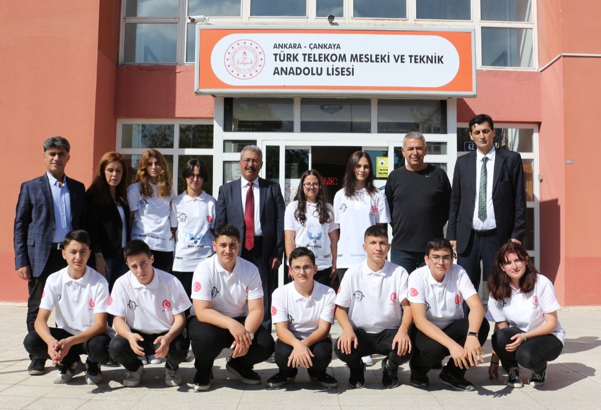 AnkaraMTE's tweet photo. ABD de düzenlenecek Dünya Liseler Arası Robot Yarışması'nda ülkemizi  Çankaya Türk Telekom MTAL öğretmen ve öğrencilerinden oluşan Anka Robot Takımı temsil edecek!🇹🇷 Başarılar 👏
@tcmeb @MemAnkara 
@cankayailcemem @TTelekomMtalAnk https://t.co/DJyC3QunR6