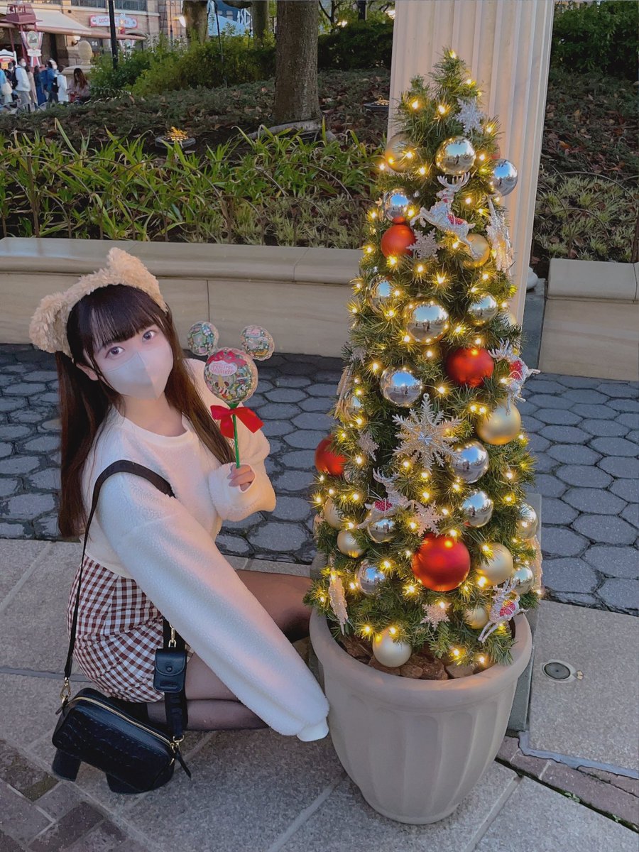 riumemon's tweet photo. クリスマスディズニー行ってきた！お友達が綺麗に撮ってくれたよ〜💗👭💗 https://t.co/wt3fkjDiwr