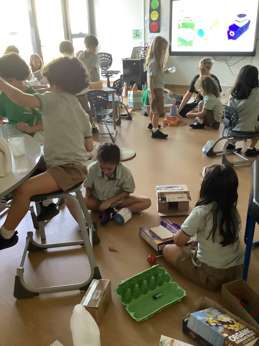 ArborYear1's tweet photo. Today in 1SB, we began assembling our futuristic transport! First, we drew our designs and then we assembled our designs using recycled materials. π π£ββοΈ βοΈ #projectlearning https://t.co/EPuZTtaLzd