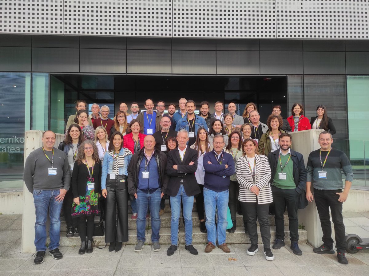 ccitub's tweet photo. El Dr. Xavier Alcobé, responsable #DRX #CCiTUB, ha participat a la "5ª Reunión de Personal Técnico y Responsables de Servicios de Difracción" #5REU2022RX @SGIker  amb la xerrada "Small Angle X-ray Scattering analysis in conventional laboratory X-ray powder diffraction instruments https://t.co/5TpLtMlbsJ