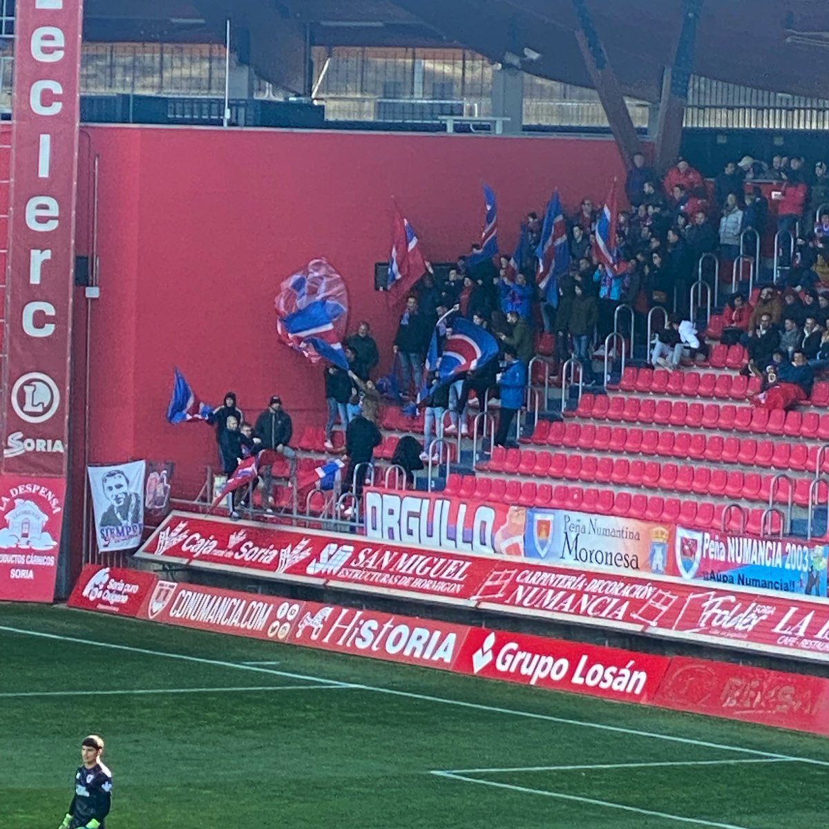 AldeaNumantina's tweet photo. Mil banderas 🔴🔵se ondearán por las calles de Soria.

@EponaGrada @OrgulloNumantin @numancia2003 @FrenteRojillo @cdnumancia https://t.co/L6nlIh9JZK