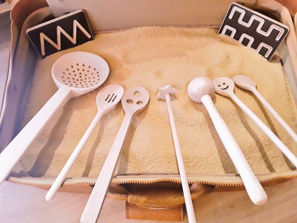 AshbridgeMaxy's tweet photo. Swilrs, strips, mountain peaks, waves, loops, dots, spots or lines! filling, scooping, sorting, sifting & all this sand is mine! #atelier @cosydirect #EYtwittertagteam @EYTagteam #earlywriting #markmakingmatters https://t.co/chClYDygHl