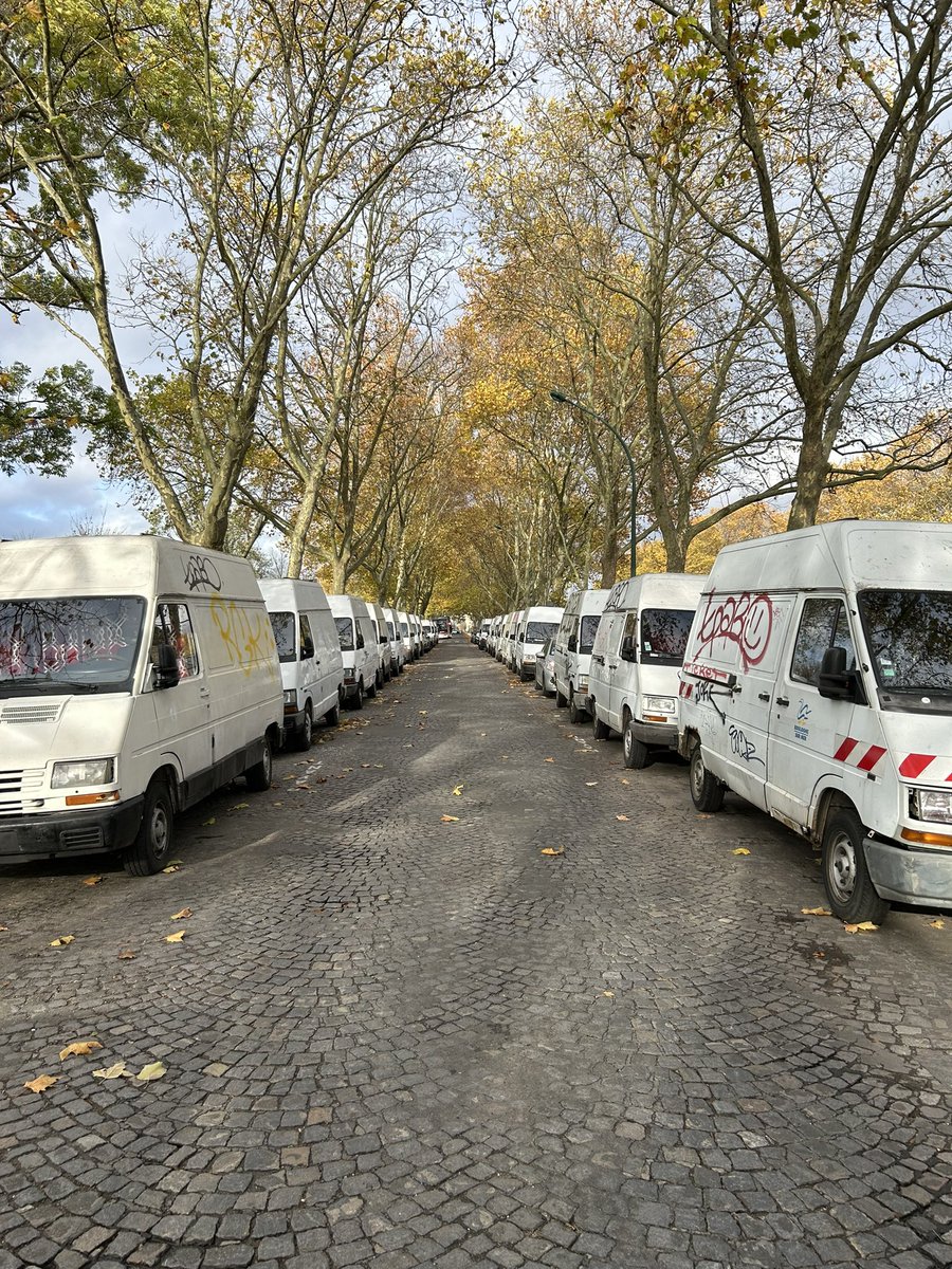 Une trentaine de fourgonnettes destinées à la prostitution au pied du château de #Vincennes. Qui imaginerait cela devant le château de Versailles ? #Combiendetempsencore