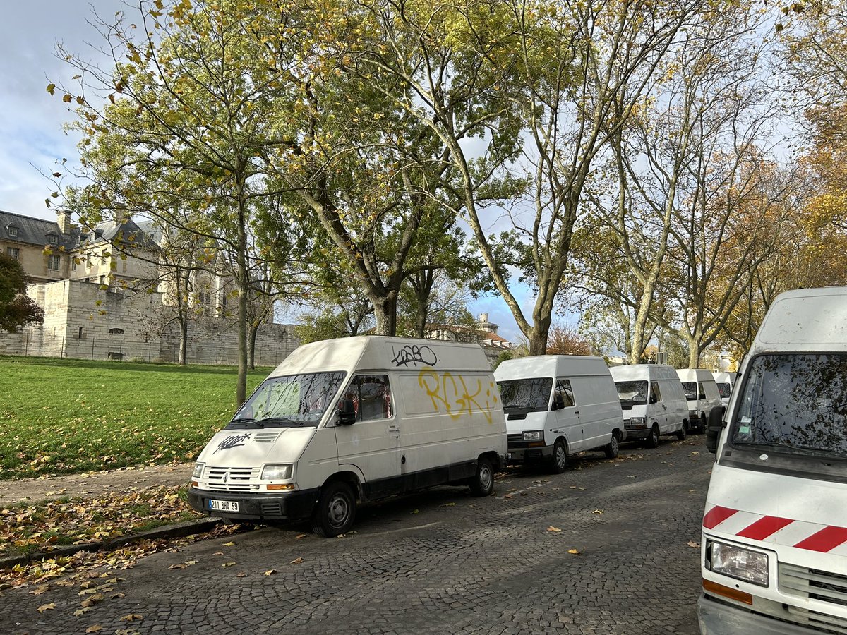 Ch_Libert94300's tweet photo. Une trentaine de fourgonnettes destinées à la prostitution au pied du château de #Vincennes. Qui imaginerait cela devant le château de Versailles ? #Combiendetempsencore https://t.co/ZjJWptusRT