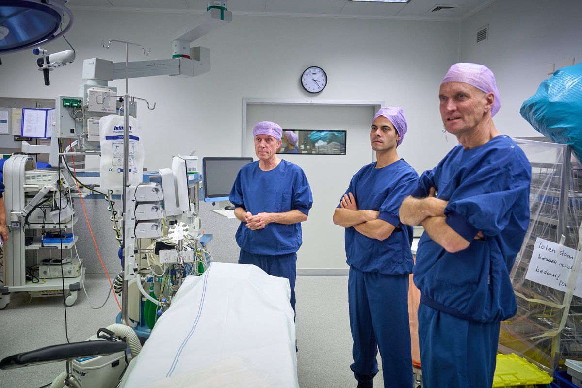 LUMC_Leiden's tweet image. Gisteren waren @ministerVWS en @MinisterKenE op werkbezoek bij het Landelijk Netwerk de Groene OK in het LUMC. De Ministers bezochten de ‘sustainable OR’ en spraken over verduurzaming van de zorg én het belang van een groene operatiekamer. 👉 bit.ly/3TZfzHl