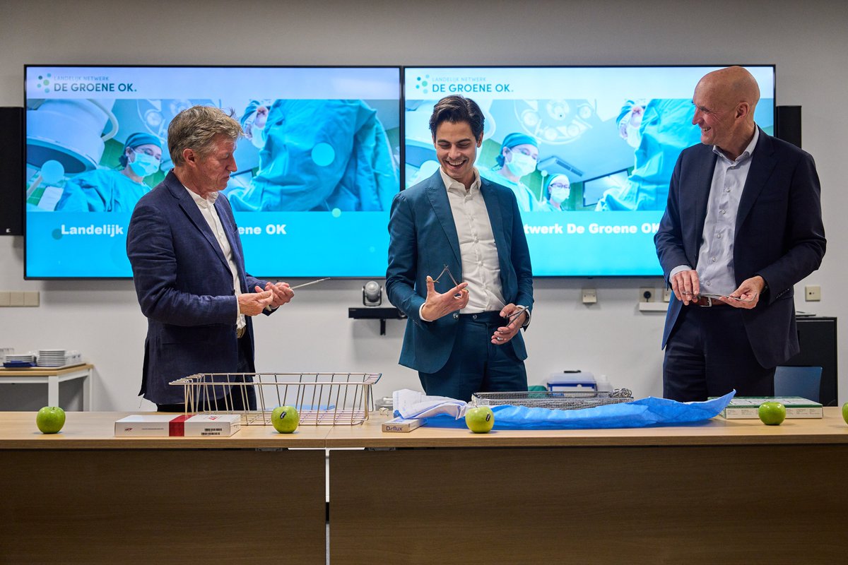 LUMC_Leiden's tweet image. Gisteren waren @ministerVWS en @MinisterKenE op werkbezoek bij het Landelijk Netwerk de Groene OK in het LUMC. De Ministers bezochten de ‘sustainable OR’ en spraken over verduurzaming van de zorg én het belang van een groene operatiekamer. 👉 bit.ly/3TZfzHl