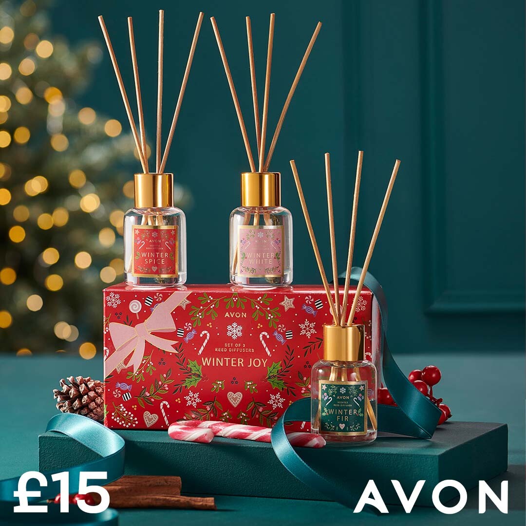 BossLRocks's tweet image. Give their home some Christmas spirit with this scent-sational 3-piece set. This amazing trio lets you switch up your home fragrance all winter. What a good gift idea! 💯

Who wants to order one today? 😀

wu.to/qiWXCp

#Diffuser #XmasGift #Avon