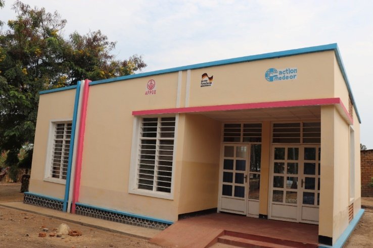 acprdcongo's tweet photo. #RDC : L’Association des Femmes pour la Promotion et le Développement Endogène (#AFPDE) vient de doter le centre de santé de #Lusenda d’un bâtiment qui servira au dépistage volontaire contre le #VIH/Sida.
https://t.co/Cfiob1BWAh https://t.co/8vKsnoTDHK