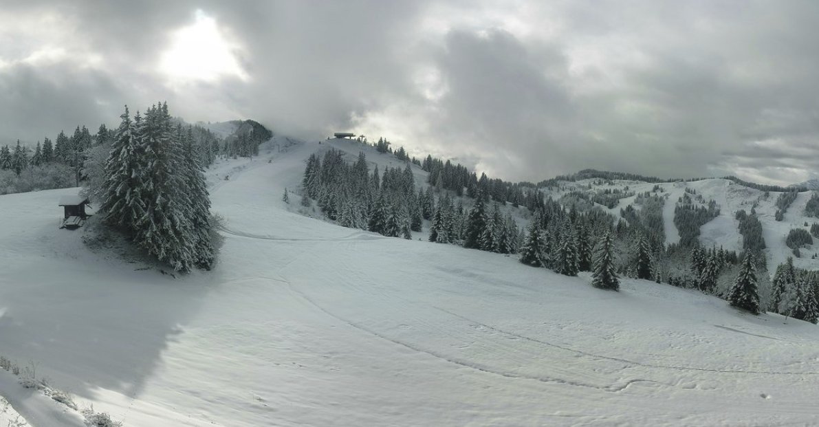 leChristiania's tweet photo. LOOK...LOOK...LOOK
We had some good snowfall overnight! these are live pics from Les Gets webcams we're excited are you? Have you booked your winter ski holiday yet?
Come for Xmas &amp; New Year &amp; enjoy The Christiania experience!
#boutiquehotellesgets #madseinlesgets #winteriscoming https://t.co/KKVUvuFIEo