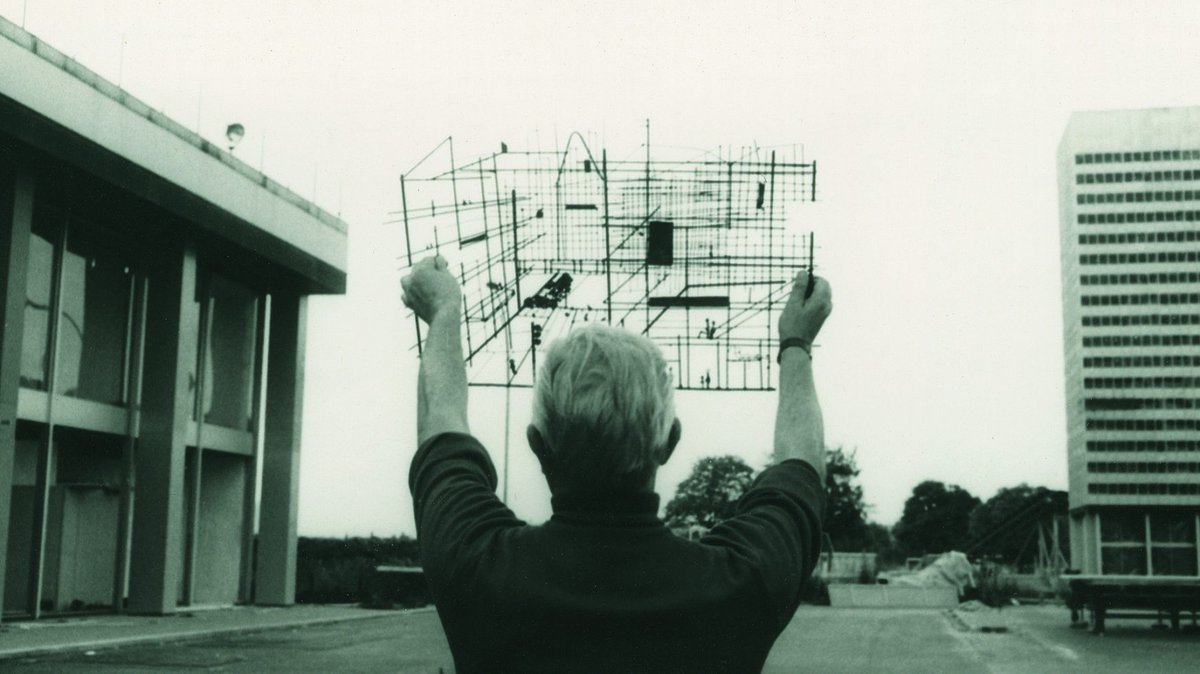 29 november vertoont FASadE samen met @delievevrouw en @033fotostad de documentaire ‘Jacques Tati: Tombé de la Lune’ (2021) van Jean-Baptistie Péretié met inleiding van Constant Hoogenbosch in het Rietveldpaviljoen! 
fasade.nl/agenda/archite…