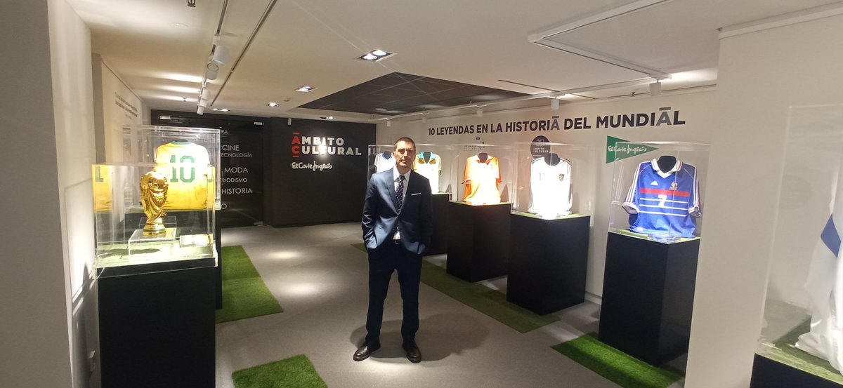 DelaRosaFC's tweet photo. Después de mucho trabajo la inauguración de anoche de "10 Leyendas en la historia del Mundial" fue todo un éxito. Hasta el 5 de enero en la sala Ámbito Cultural de El Corte Inglés de Málaga. https://t.co/39HCaQ8Hqe