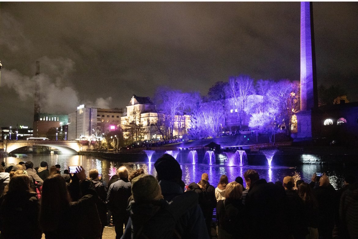 Vielä 1601, ja meitä on 250 000! #Tampere kasvanut tänä vuonna kovaa, ennakkolukujen mukaan uusia tulokkaita jo 4 176 ja meitä nyt 248 399. Maahanmuutossa kasvua, työttömyys% ennätysalhainen 9,2 ja Pirkanmaan työllisyystilanne parhaalla tasolla kymmeneen vuoteen. Hienoja uutisia!