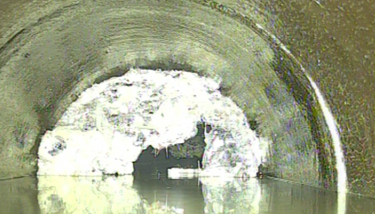 Warning, fatberg alert! 🤢 

Our team cleared this nasty blockage in Skellgarth, #Ripon after the sewer became completely blocked by solid fats and greases. 

We’re urging customers to please support us in the fight against fatbergs by not pouring fats or oils down the drain.❌