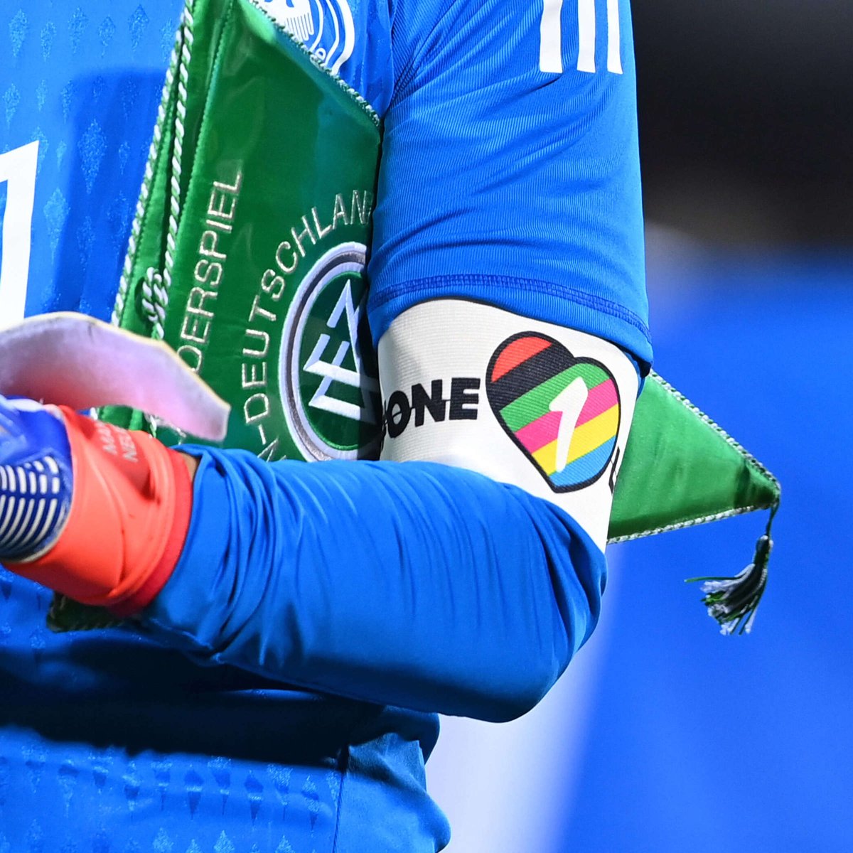 Nå begynner det å skje ting! Matvarekjeden Rewe, en av det tyske fotballforbundets største sponsorer, avslutter samarbeidet med DFB som direkte følge av at Tyskland &amp; co bøyde seg for FIFAs kapteinsbindkrav.