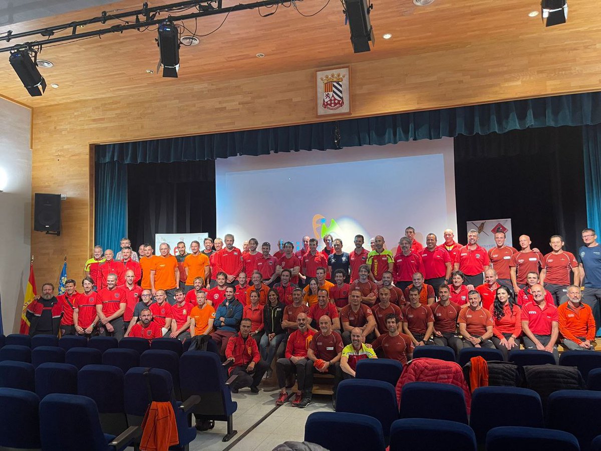 Una delegació de #GRAE #bomberscat vam participar, la setmana passada, al 1r Congrés de la 'Asociación Española de Grupos de Rescate en Montaña' #AEGRM, que va tenir lloc a Finestrat (Alacant). 

#bomberscat