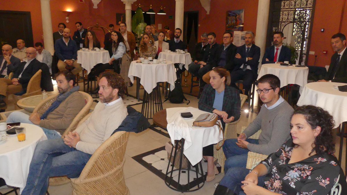 FormacionGecko's tweet photo. GECKO participa en el Desayuno Networking Empresarial del Círculo Empresarial de Negocios Sur, CENSUR celebrado en las instalaciones del Hotel Palacio San Fernando de Utrera. Porque la UNIÓN hace la FUERZA. #CENSUR #empresas #networking https://t.co/2eTv9yBDpR