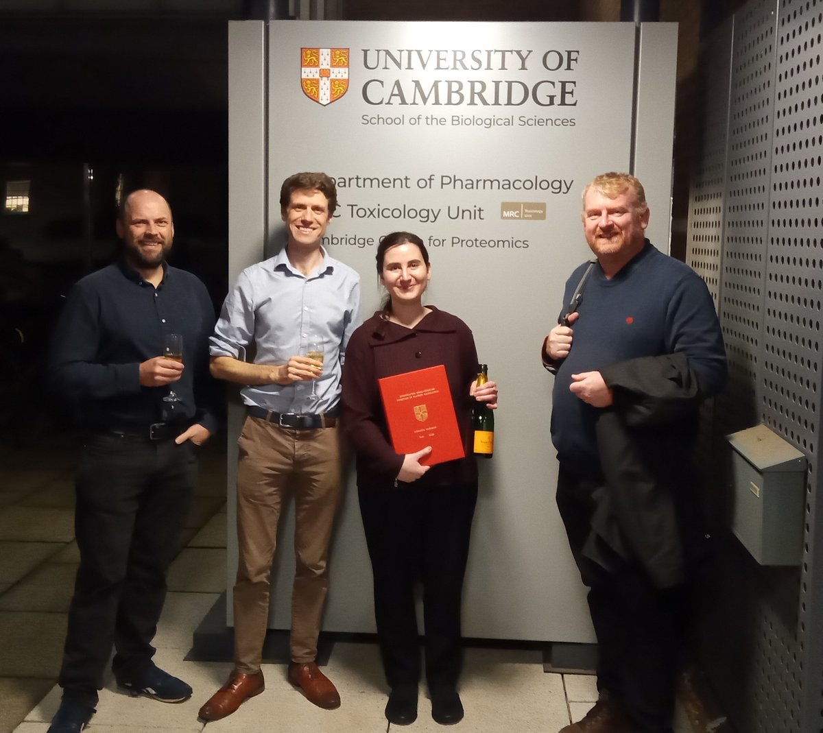 👏 Congratulations to Roxanne from <a href="/HarperLabCam/">Harper Lab</a> / <a href="/RahmanLab/">Taufiq Rahman</a> who has passed her PhD viva 🥳 
Thanks to examiners @DrNickPugh &amp; <a href="/bulmerlab/">BulmerLab</a>