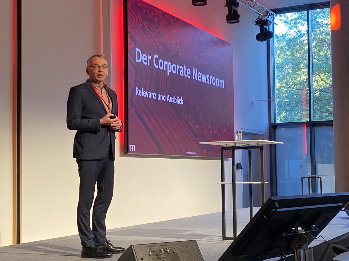 dominik_heck's tweet photo. „Was nicht auf die Kommunikationsstrategie einzahlt, wird radikal gestrichen.“ 🙀

Wertvolle Einblicke gab es gestern beim Corporate Newsroom Day 2022 in Hannover. #cnd22 Dank geht raus an @mediamosscom @christophmoss @swisslife_de https://t.co/TJk5inyMH7