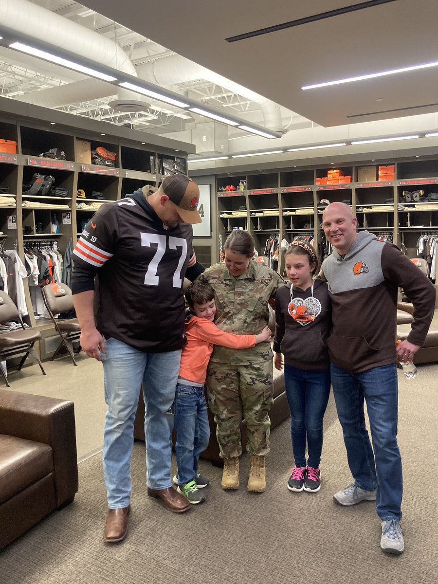 Happy birthday to our guy, Wyatt Teller!
There’s still time to vote for him for the NFL Salute to Service Award!
He is so deserving…Our household clearly has a bias though.

nfl.com/causes/salute/…

#Browns 
#SaluteToService 
<a href="/crosscountrymtg/">CrossCountry Mortgage, LLC</a> 
<a href="/carlyteller/">Carly Teller</a>