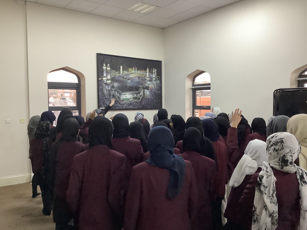 Year 8 enjoyed their tour of the Mosque this morning and asked some fantastic questions.
