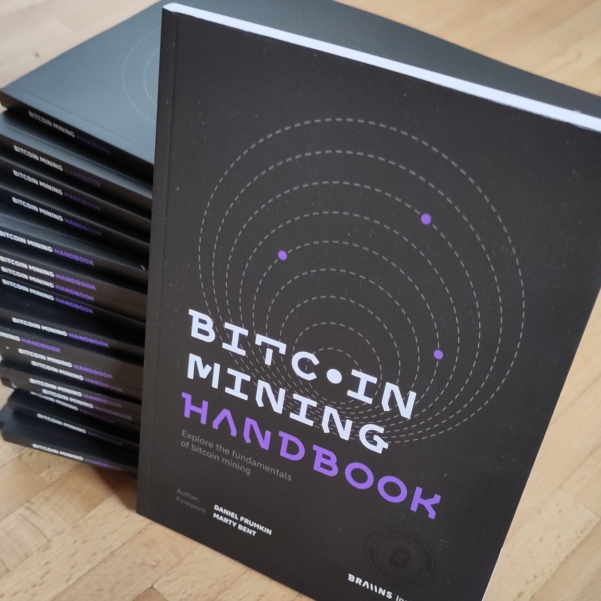 🥳Verlosung 🎉 Aufgrund der grossen Nachfrage verlosen wir 3 Exemplare vom "#Bitcoin Mining Handbook" 🇨🇭🇩🇪🇦🇹 Einfach retweeten und uns folgen und ihr seid bei der Verlosung dabei. Vielen Dank noch einmal an <a href="/braiins/"></a> für das Sponsoring.