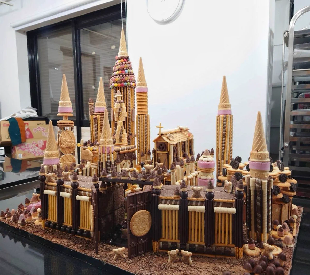 まさに子どもの夢！深夜テンションでお菓子の城を作った！