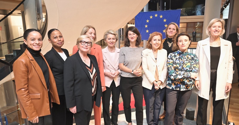 vonderleyen's tweet photo. After 10 years since the @EU_Commission proposal, we will now have an EU law for gender equality on company boards.

The glass ceiling preventing women from accessing top positions in companies has been shattered.

This is a truly historic and moving moment. 

#WomenOnBoards