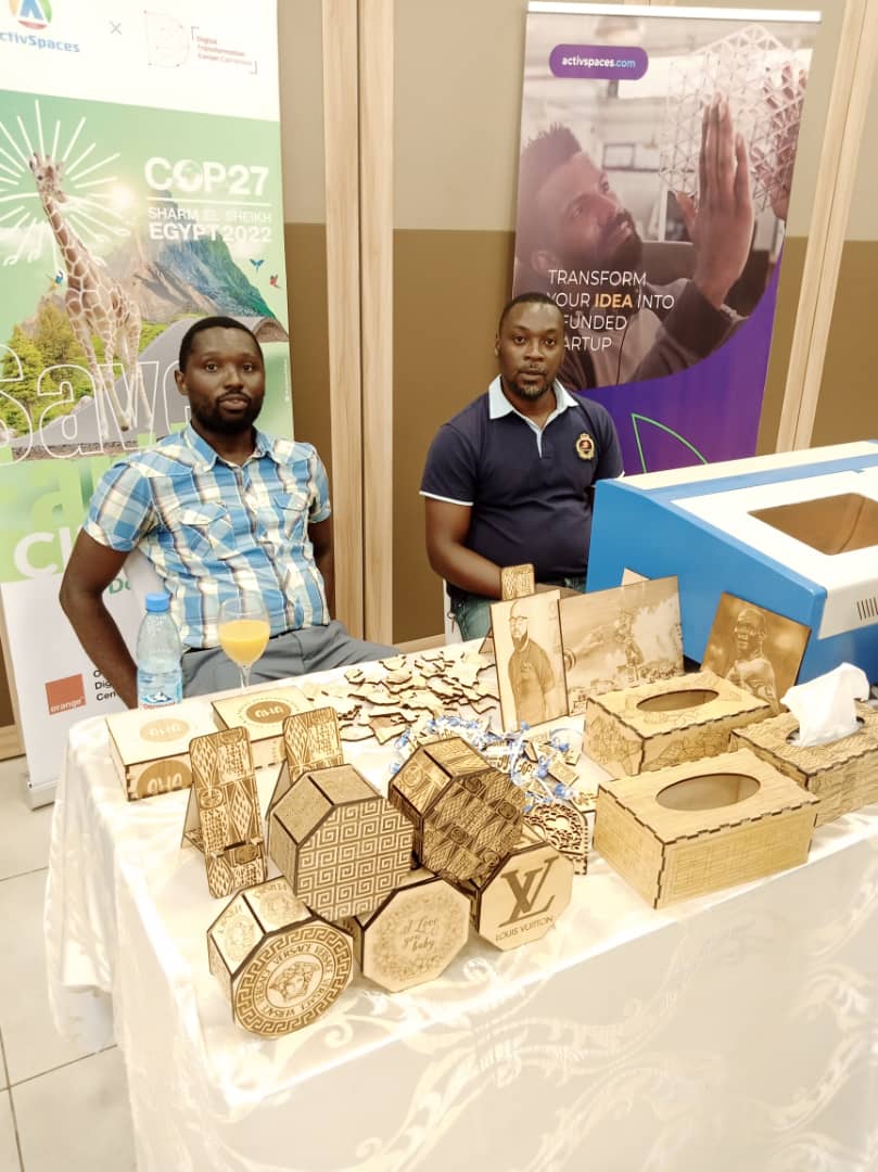 BesmerDumo's tweet photo. Le ministre du minpmeesa découvre notre stand #makerspace à l'occasion du #dif2022 https://t.co/S6fos8Ut8M