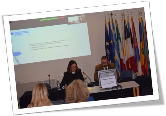 Η ΔΔΕ συμμετείχε στο Scientific Colloquium ‘Teaching Organized Crime &amp; Corruption Courses in South East Europe’, που διοργάνωσε η Global Initiative Against Transnational Organized Crime.Ο Εκτελεστικός Δ/ντής της ΔΔΕ,  Δρ. Άγγελος Κασκάνης, παρουσίασε τα αποτελέσματα του CPI2021