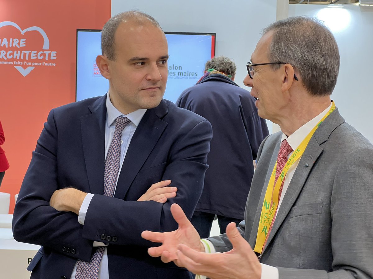 GroupeLaPoste's tweet photo. #SMCL2022 | Phillipe Bajou, DG du @GroupeLaPoste présente à  @alexIholroyd , Pdt de la Commission de Surveillance de la @caissedesdepots , la Caretta, une innovation de #LaPoste pour l’éco-livraison déjà en service à @montpellier_ ⤵️ https://t.co/cZDFDoYeK0