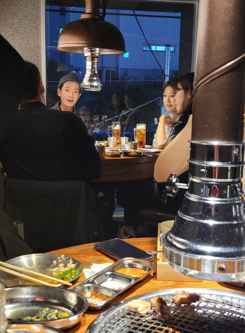 syoungshine's tweet photo. SHUT UP WE GOT A PHOTO OF SOOYOUNG, KYUNGHO, SHINHYE AND TAEJOON’S DOUBLE DATE?!?! 😭🫶🏻 https://t.co/MhAzhFdonz