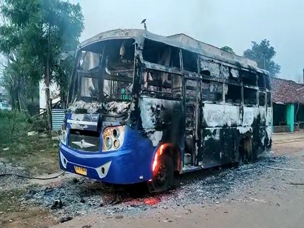 ManishK63548310's tweet photo. Naxals are trashing public and private properties and interfering with government operations in #Chhattisgarh. In Kanker, Chhattisgarh, Naxalites set four mobile towers and five cars on fire.
#Messi #BoycottQatar2022 
#FIFAWorldCup https://t.co/rYGw8z9buO