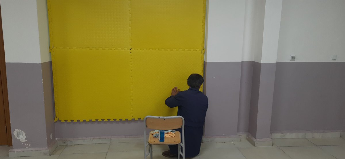 OzluceO's tweet photo. Okulumuzun çok amaçlı salonuna tırnaklı mdf ve tatami minder kullanarak rahatça sökülüp takılabilen bir dart sahası yaptık 🎯 https://t.co/6haFs5fxVJ
