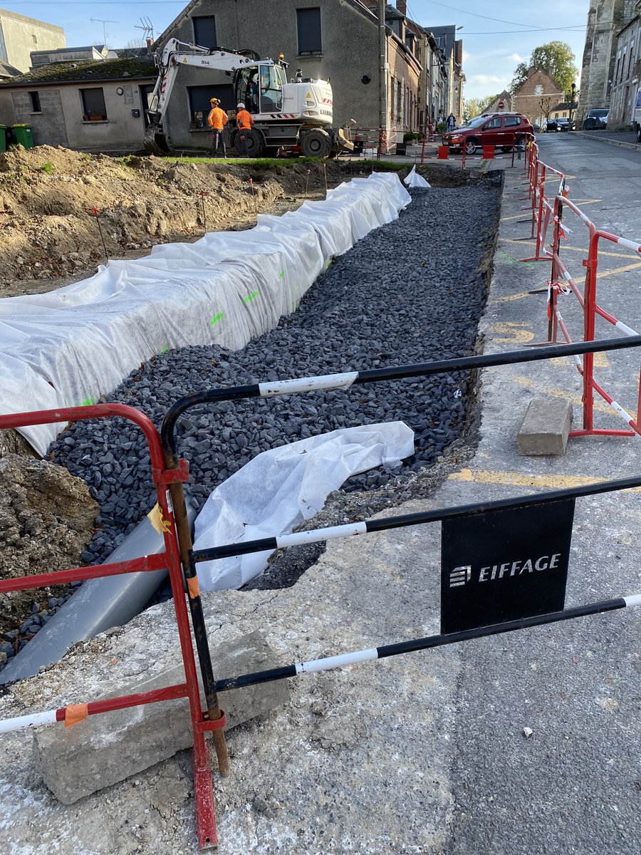 Requalifier des espaces urbains en alliant l’écologie, c’est possible. En voici l’exemple à <a href="/VilleMontcornet/">Ville de Montcornet</a> au travers d’un projet innovant tourné vers l’avenir avec la gestion intégrée des eaux pluviales. L’infiltration via bassins permet le retour au cycle naturel de l’#eau.